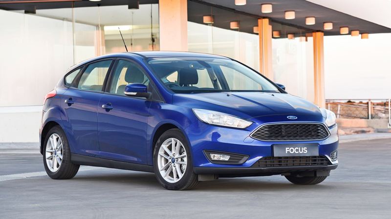 Lắp thảm lót sàn xe Ford Focus để bảo vệ tối đa sàn zin 