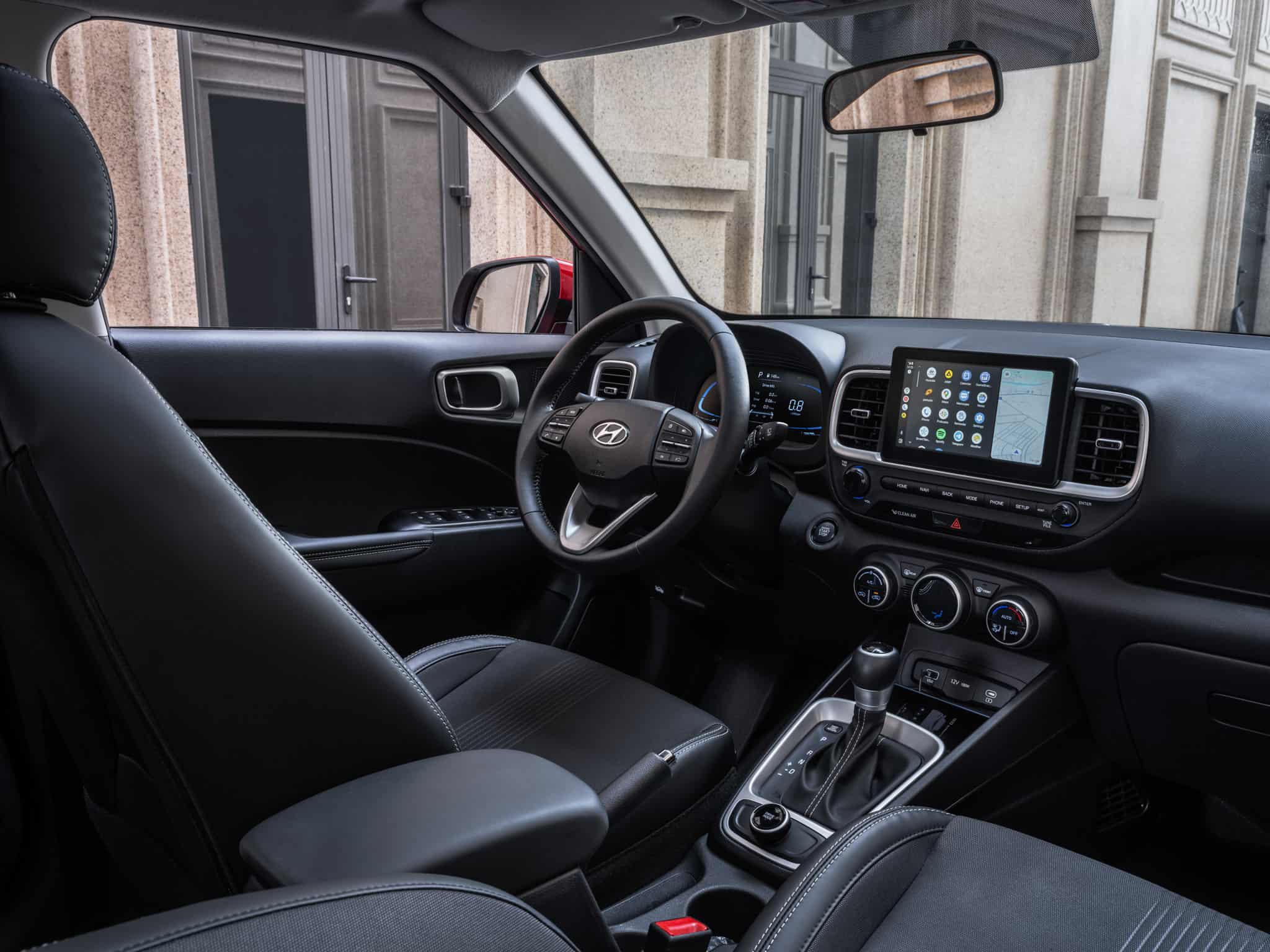 Lắp thảm lót sàn ô tô giữ cho sàn zin xe luôn như mới