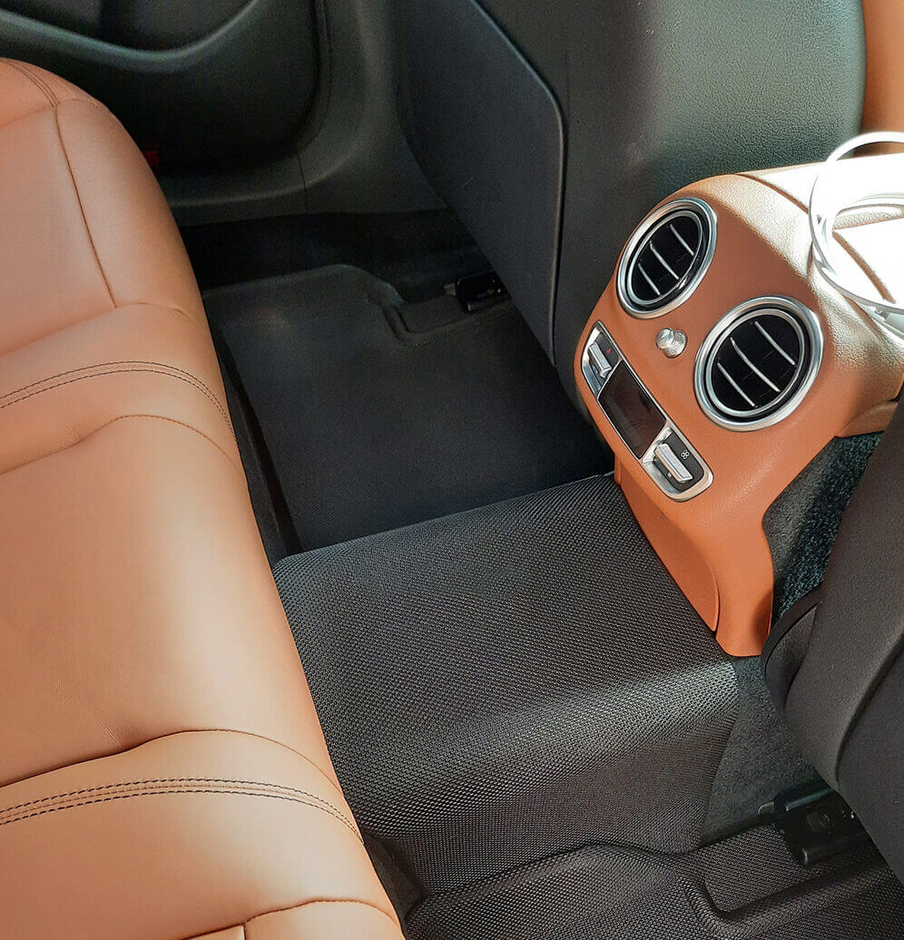 Thảm lót sàn ô tô là phụ kiện cần trang bị trên các dòng xe sang