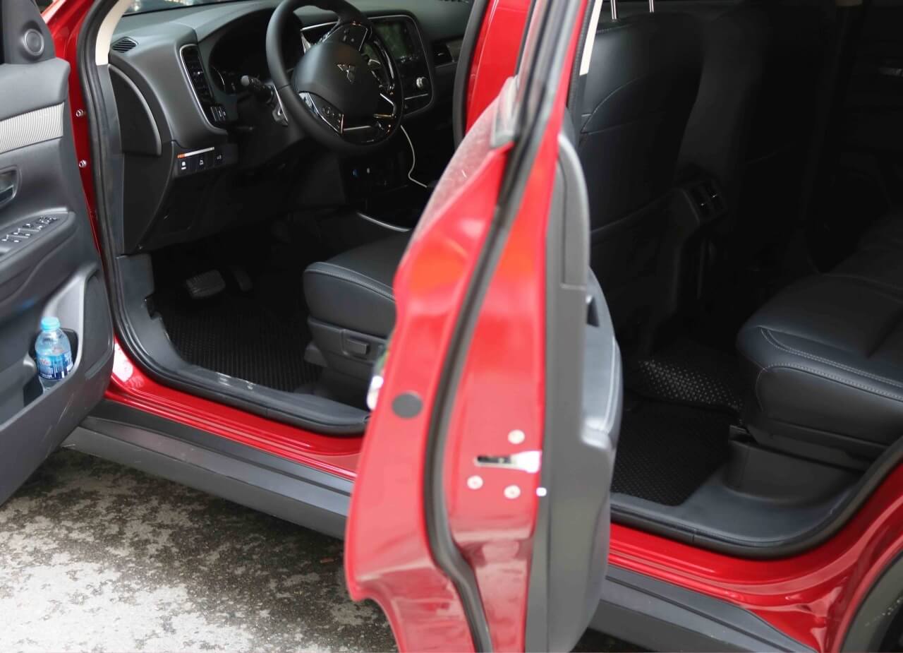 Lắp thảm lót sàn xe Mitsubishi Mirage để bảo vệ sàn zin luôn như mới