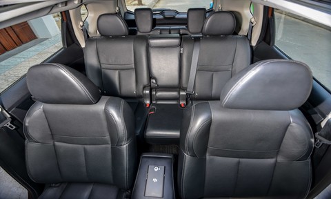 Kiểm tra và thay mới thảm lót sàn ô tô để đảm bảo an toàn