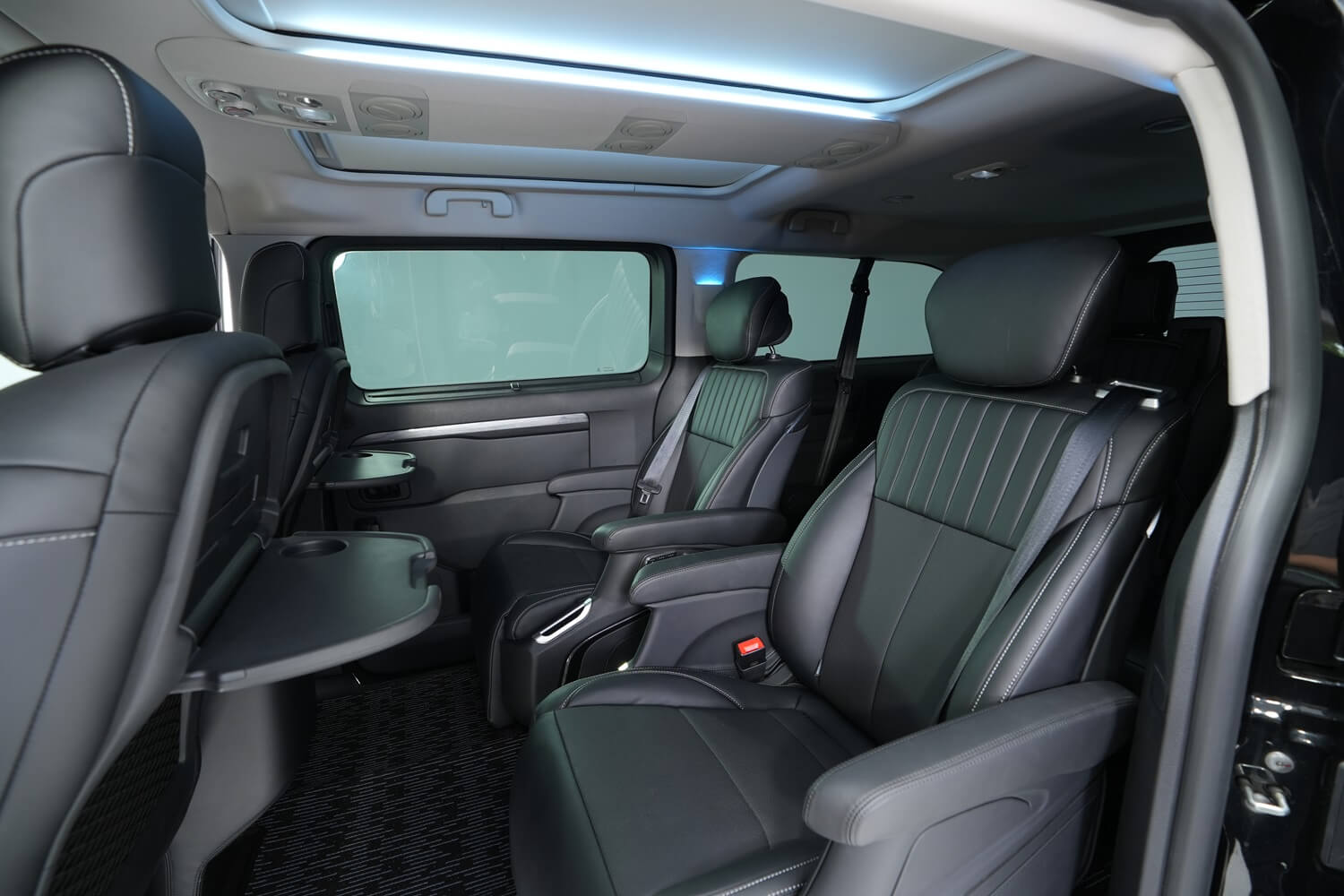 Trang bị thảm lót sàn xe Peugeot Traveller giúp xe sạch sẽ và hạn chế mùi hôi