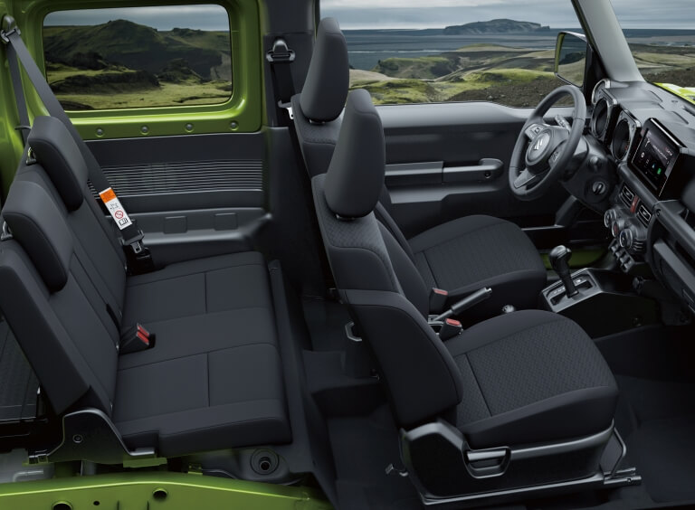 Lắp thảm lót sàn xe ô tô để hạn chế bụi bẩn bám xuống sàn zin