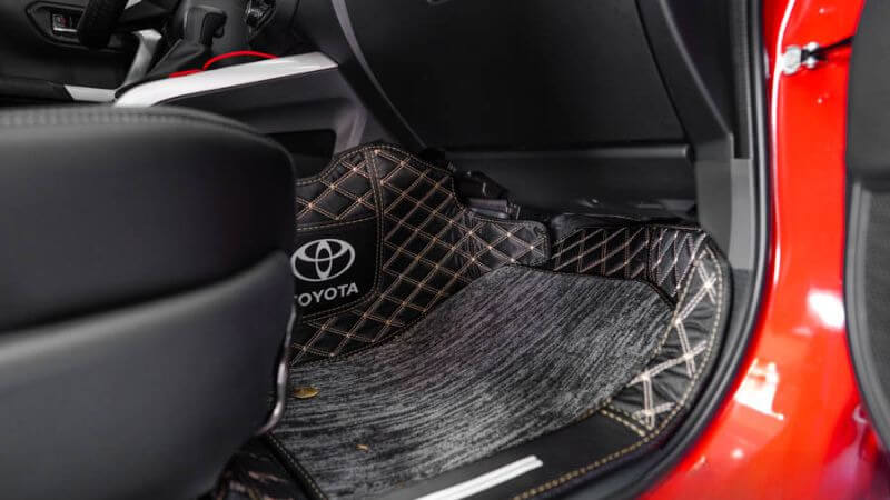 Lắp thảm lót sàn cho xe Toyota Avanza Premio hạn chế mùi hôi và ẩm mốc