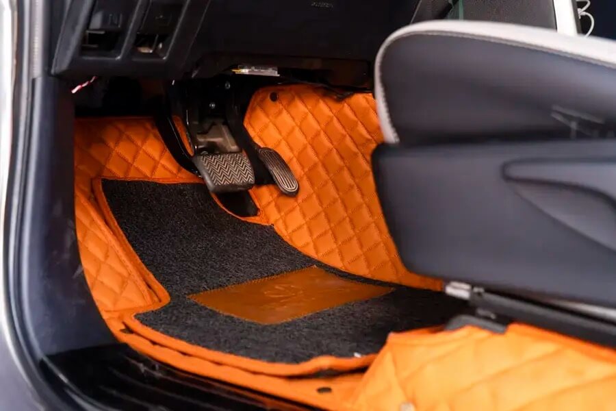 Nên lắp thảm lót sàn ngay từ đầu để bảo vệ xe Toyota Land Cruiser