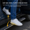 Thiết kế mặt bậc rộng, chống hụt chân khi lên/xuống xe