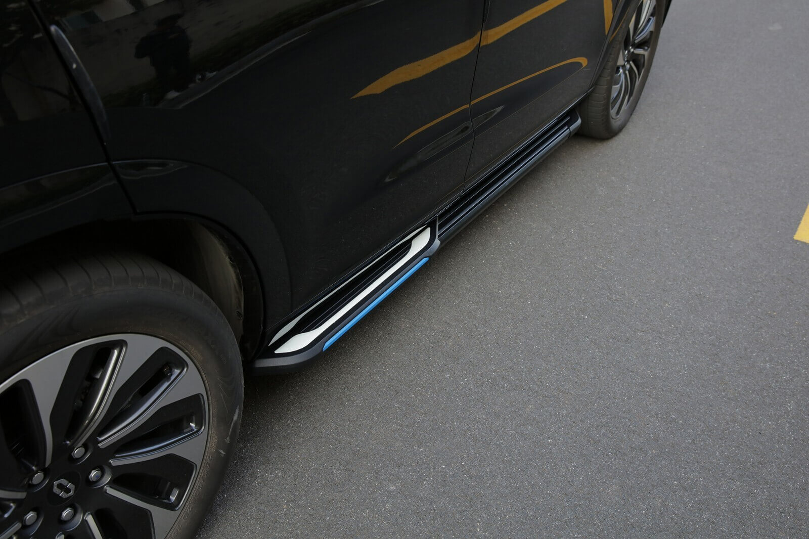 Bậc lên xuống ô tô VinFast VF8 mẫu pk02