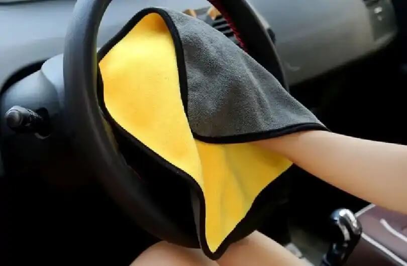 Cách xử lý nước hoa ô tô bị đổ ra taplo, ghế da