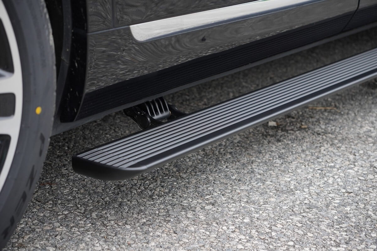 Bậc lên xuống xe BMW X6 điện tự động thông minh
