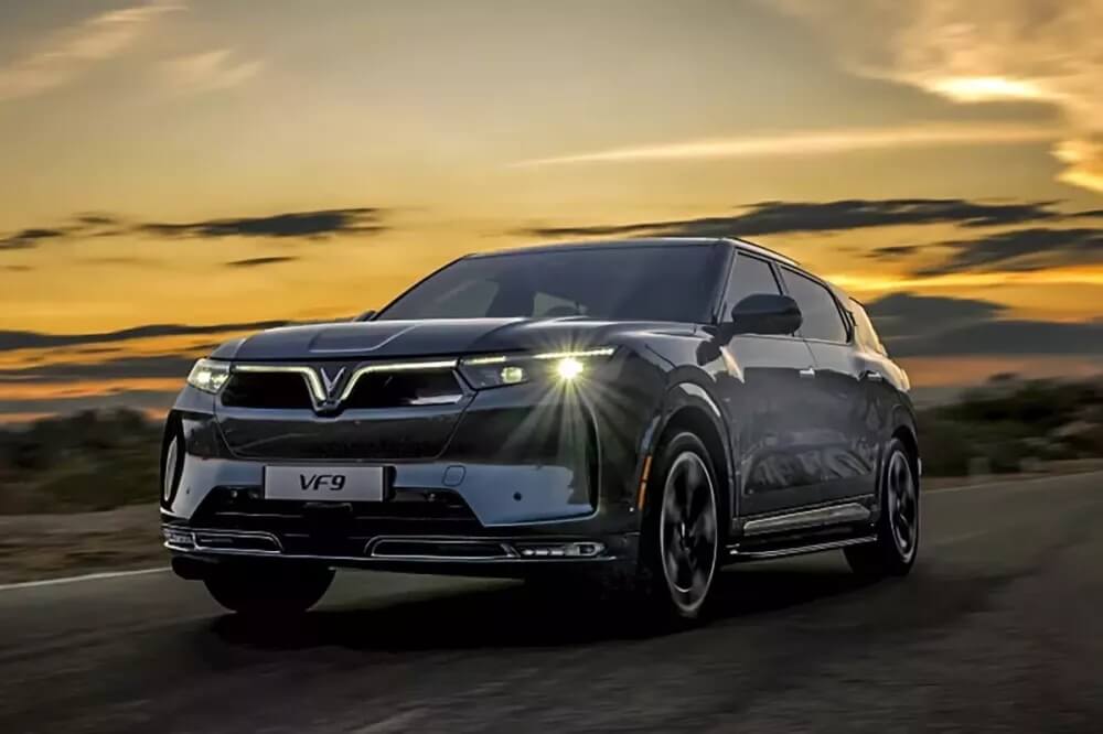 Bậc lên xuống ô tô VinFast VF9 có thực sự cần thiết không?