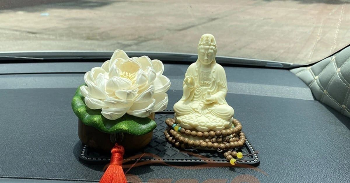 Tượng để xe ô tô là gì? Có nên đặt tượng trong xe không?