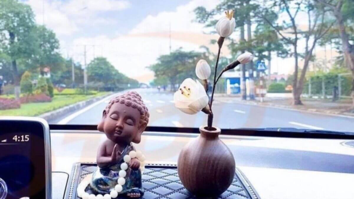 Ý nghĩa phong thủy khi đặt tượng Phật - Quan Âm trong xe ô tô