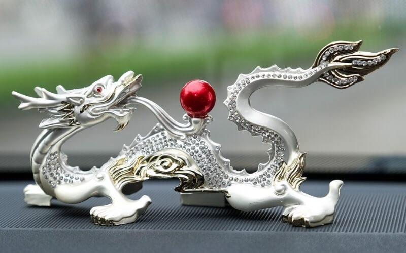 Tượng linh vật phong thủy để xe ô tô nên chọn linh vật nào?