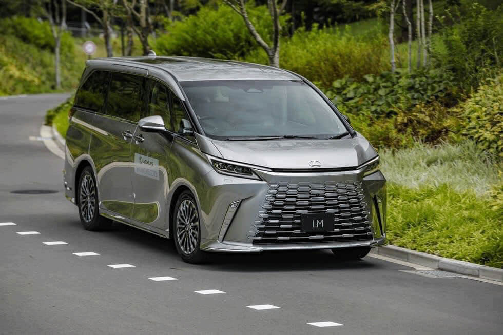 Lắp bậc lên xuống vẫn giữ trọn vẻ sang trọng xe MPV hạng sang