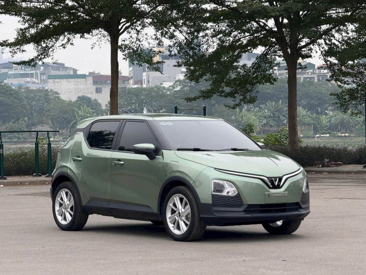 Bậc lên xuống tạo điểm bước chân vững chắc khi ra vào xe