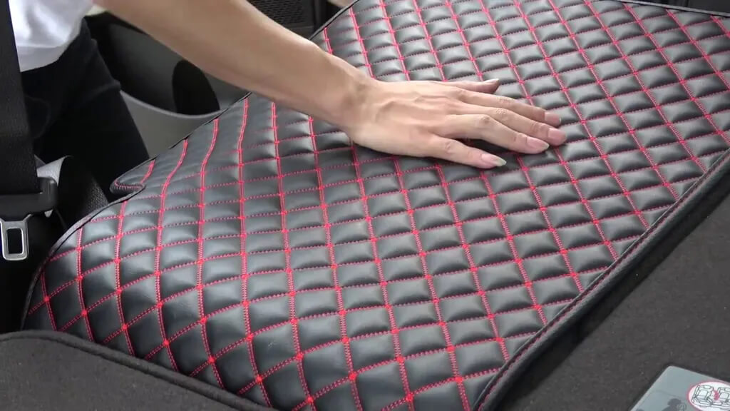 Bề mặt trơn, khả năng chống nước tốt và mang lại độ êm vừa phải khi đặt chân.