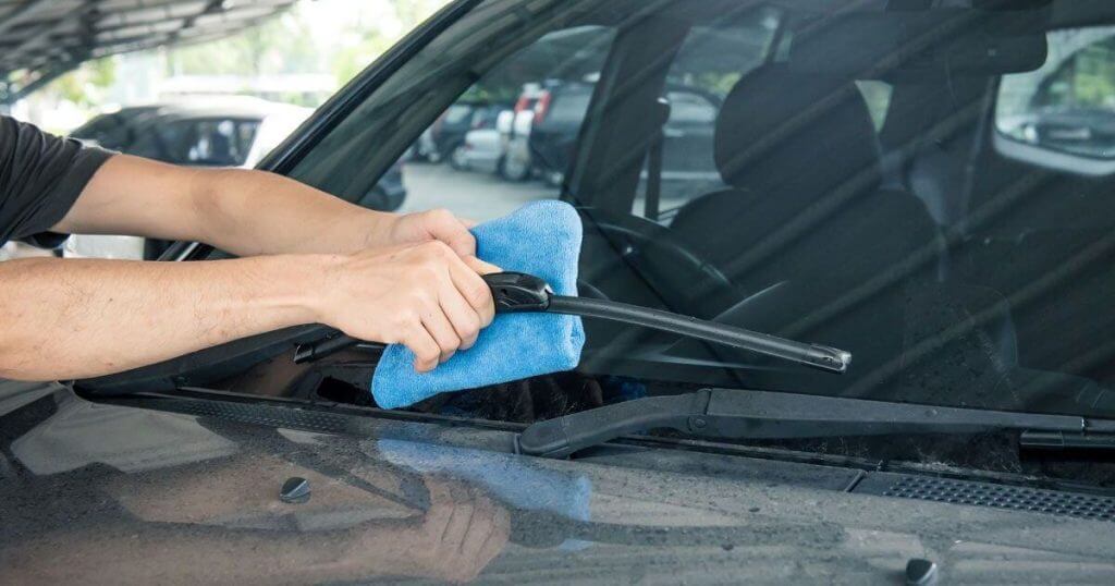 Vệ sinh lưỡi gạt mưa ô tô bằng khăn mềm định kỳ